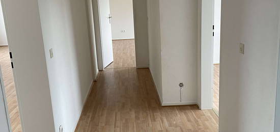 2021 ertüchtigte 90m² Wohnung mit neuem Bad, Gartenmitnutzung, Stellplatz