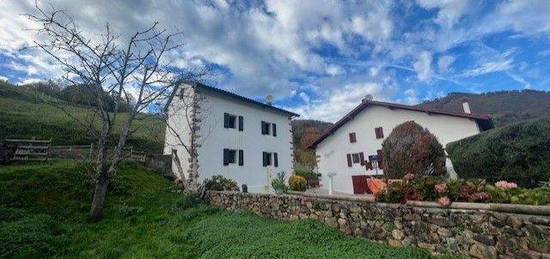 Jolie petite maison à vendre au coeur d'un petit village entouré de montagnes