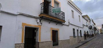 Casa adosada en calle Santo en Fuentes de Andalucía