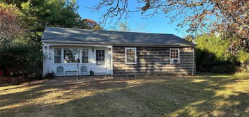 51 Middle Pond Rd, Southampton, NY 11968