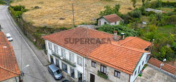 Prédio em Vieira do Minho com Habitação e 3 lojas