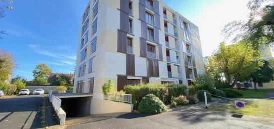 Appartement Meublé avec balcon, une cave et un box en locati