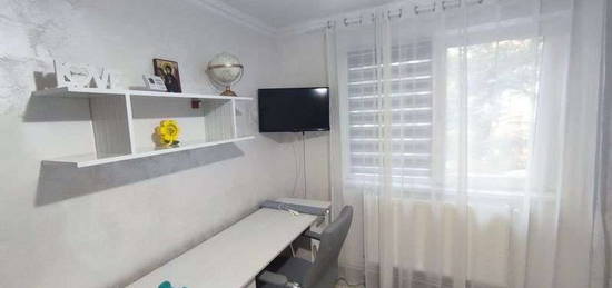 Închiriez apartament cu 2 camere