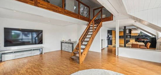 Großzügige, helle Maisonette-Wohnung mit Balkon und 2 Stellplätzen in Nollingen!