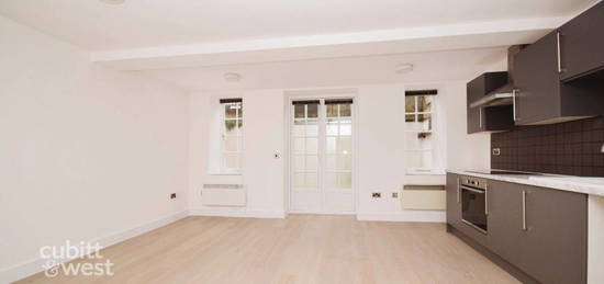 Flat to rent in Brighton Road, Purley CR8