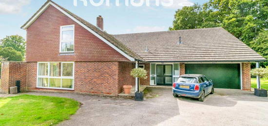 5 bedroom detached house