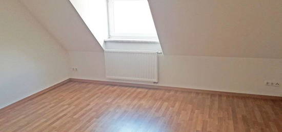 #3-Raum-Wohnung #Dachgeschoss #Tageslichtbad mit Wanne # geräumige Küche mit Fenster