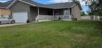 230 E 2nd Ave N, Magrath, AB T0K 1J0