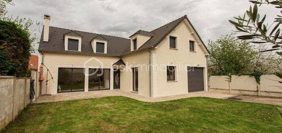 Belle maison individuelle de 2019, 184m2 habitable, 4 chambres, avec un garage double attenant, sur son terrain de 524m2