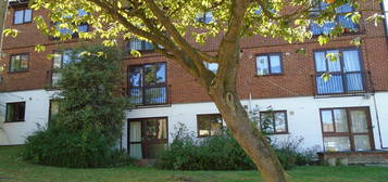 Flat to rent in Tudor Close, Highgate N6