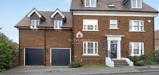 5 bedroom detached house