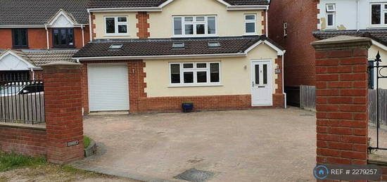 5 bedroom detached house