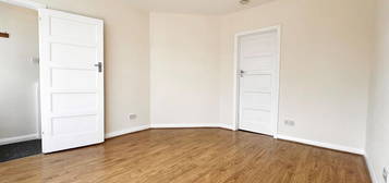 Maisonette to rent in Frederick Crescent, Enfield EN3