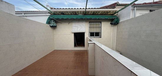 Casa adosada en plaza Santa Isabel en Santa Isabel, Jaén