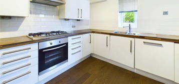 Flat to rent in Tayfield Close, Ickenham, Uxbridge, Middlesex UB10