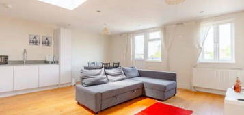 Flat to rent in Caraway Heights, London E14