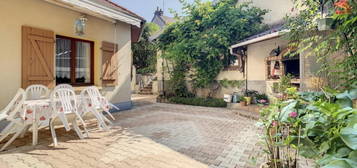 Maison de ville avec terrasse, jardin et dépendances