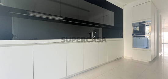 Apartamento T3 com, Suite, 2 Frentes com Varandas, Box Fechada e Arrumos, inserido em Condomínio Privado na Foz do Douro, Porto