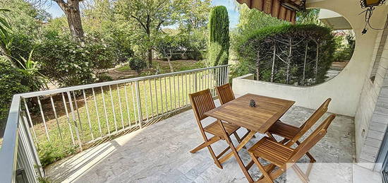 FREJUS PLAGE  STUDIO meublé  25.20 m2, terrasse, parking , cave