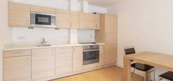 Flat to rent in 3 Heritage Avenue, London NW9