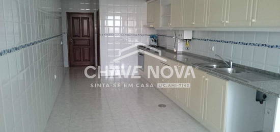 Apartamento T2 com garagem fechada