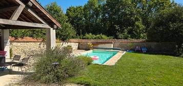 Ensemble immobilier à 1h30 de Paris : maison de campagne 160m2 5ch et gîte 3ch 85m2 avec piscine chauffée - terrain de 1700m2 clos de murs sans vis-à-vis