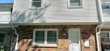 5066 W Colonial Ct #12, Greenfield, WI 53220