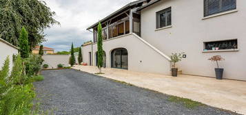 Maison ancienne renovée avec piscine et dependances