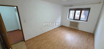 Apartament cu 3 camere, parter, zona Crucea Gării.