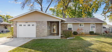 660 Middlebury Ln, Elk Grove Village, IL 60007