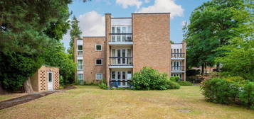 Flat to rent in Eastwood, Bridgewater Road, Weybridge KT13