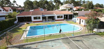 Moradia independente T11 com piscina, campo de jogos, em lote de 1170