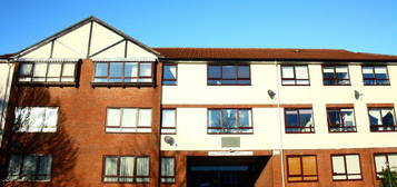 Flat to rent in Gillings Court, Wood Street, Barnet EN5