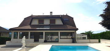 Spacieuse villa 10 pièces 297 m² sur terrain de 1227 m²