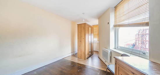 Flat to rent in Cricklewood Broadway, Cricklewood, London NW2