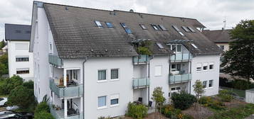 Willkommen in Ihrem neuen, modernen Zuhause - Schnäppchen! - Eigennutzung oder Kapitalanlage -  Diese überaus großzügige und frisch renovierte 2,5-Zi.-Dachgeschoswohnung aus dem Jahre 1992...