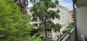 Traumlage Engl. Garten: Top renoviertes 1-Zi-Apartment mit offener EBK & Balkon! Befristet: 06/2029