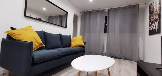 Studio meublé  à louer, 1 pièce, 83 m², Étage 4/–