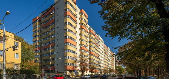 Apartament spațios 4 camere, nemobilat-zona Lacul Tei