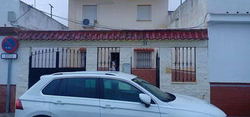 Casa en calle Huelva en Gibraleón