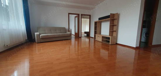 Apartament cu trei camere de inchiriat