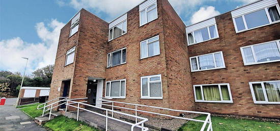 Flat to rent in Binswood Road, Halesowen B62