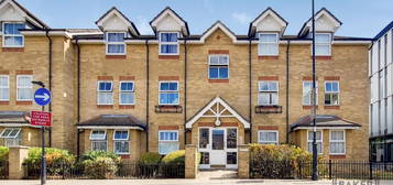 Flat to rent in Genotin Road, Enfield EN1