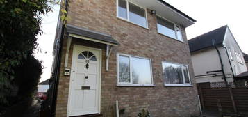 Maisonette to rent in Park Road, Brentwood CM14