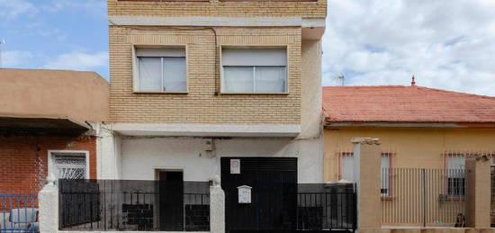 Casa adosada en venta en Fuendetodos, 2, Barrio de Peral - San Félix