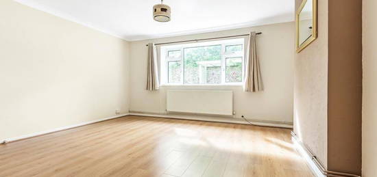 Flat to rent in Dolphin Close, Surbiton KT6