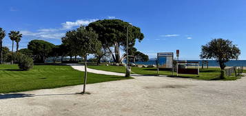 T2 bis avec terrasse et garage La Londe résidence sécurisée à pied de la plage !