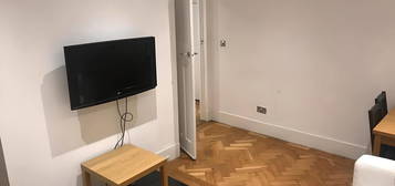 Flat to rent in Nelsons Row, Clapham SW4