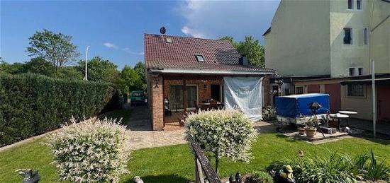 Großzügiges Wohlfühloase - Einfamilienhaus mit Doppelgarage & Gartenteich