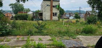 326 1/2 Erie St, Aliquippa, PA 15001